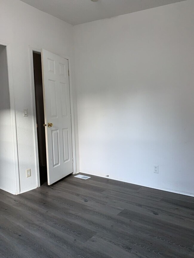 Building Photo - Stunning manufactured home w/detached garage!