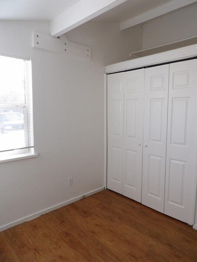 Building Photo - 1545 E 6th St