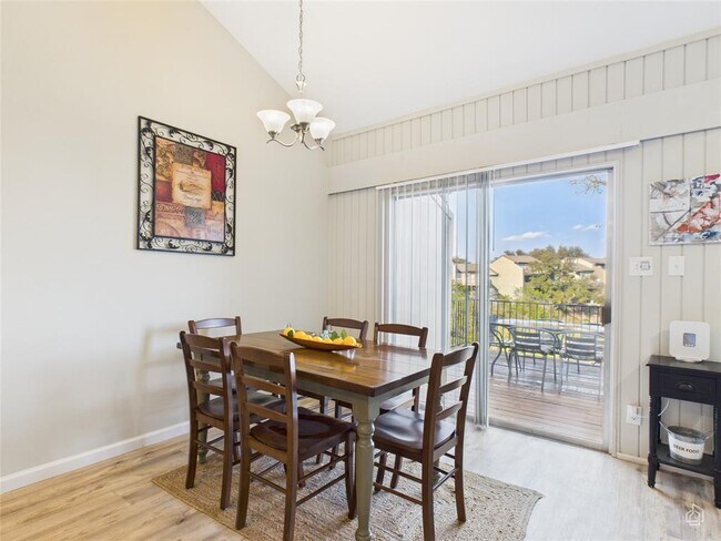 Building Photo - 121 Comanche Dr