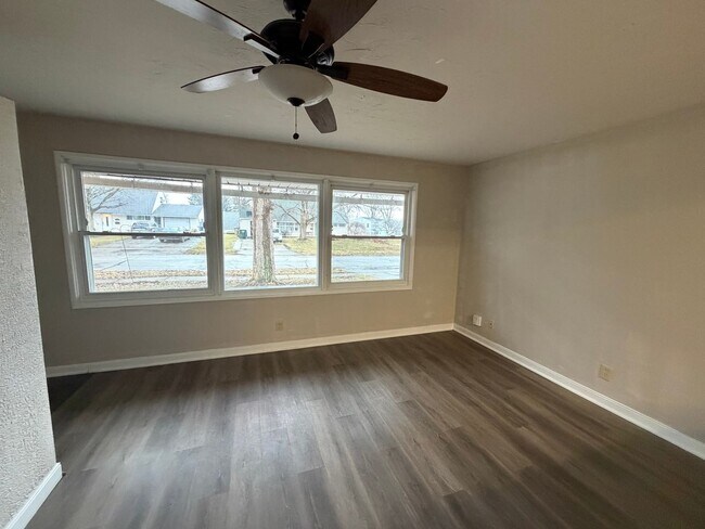 Building Photo - Charming 3-Bedroom Home in Cuyahoga Falls with Flexible Living Space & Fenced Yard!