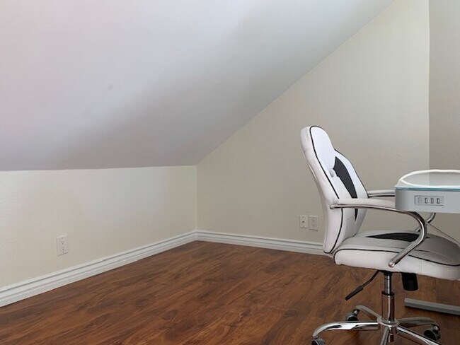 Building Photo - 407 Shoreview Dr
