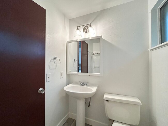 Building Photo - Bright and Open 3 Bed, 1 Bath House!