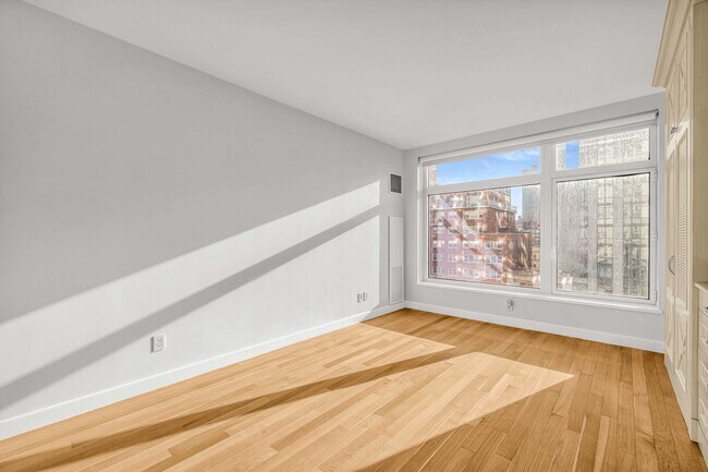 Building Photo - 400 E 67th St