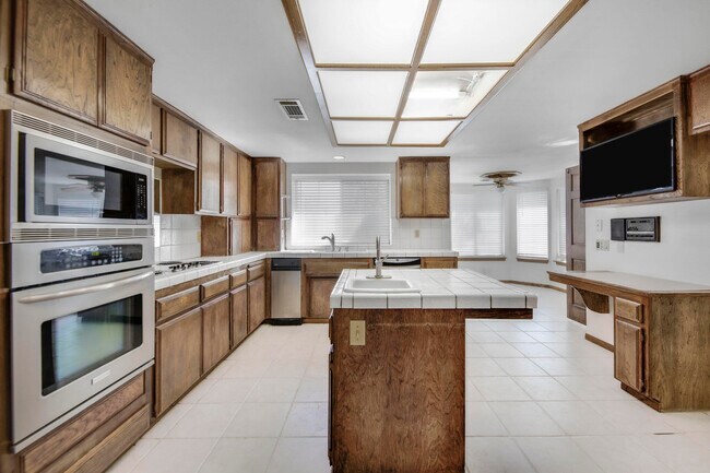Building Photo - 2503 Brentwood Dr