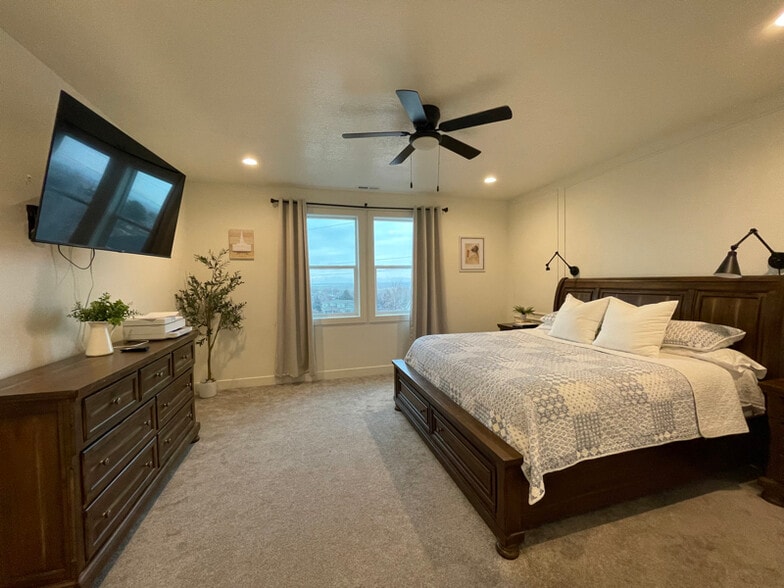 Building Photo - 2030 150 W