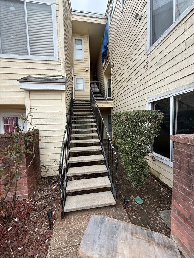 Building Photo - For lease! 1 bed, 1 bath condo