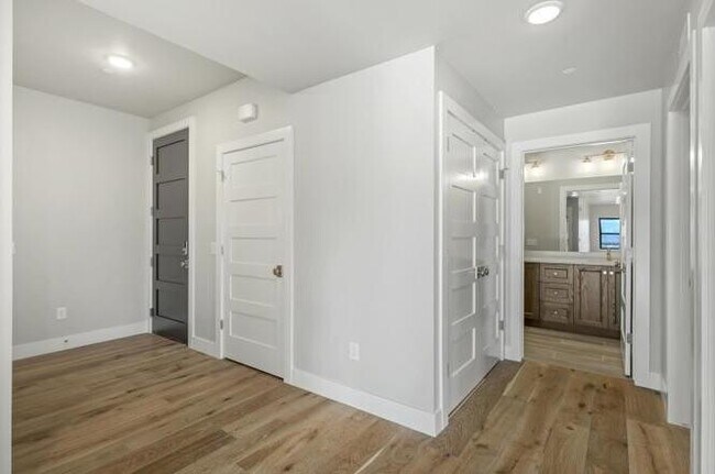 Building Photo - 1124 W Vos Cir