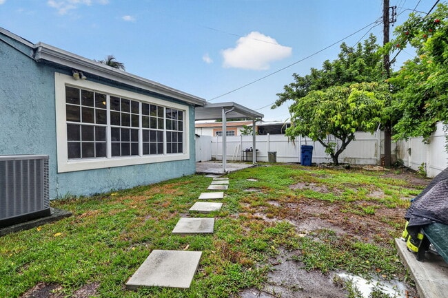 Building Photo - 2707 Bahama Dr