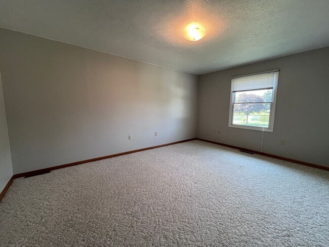 Building Photo - Beautiful 2 Bedroom & 2 Bath Duplex in Shipshewana