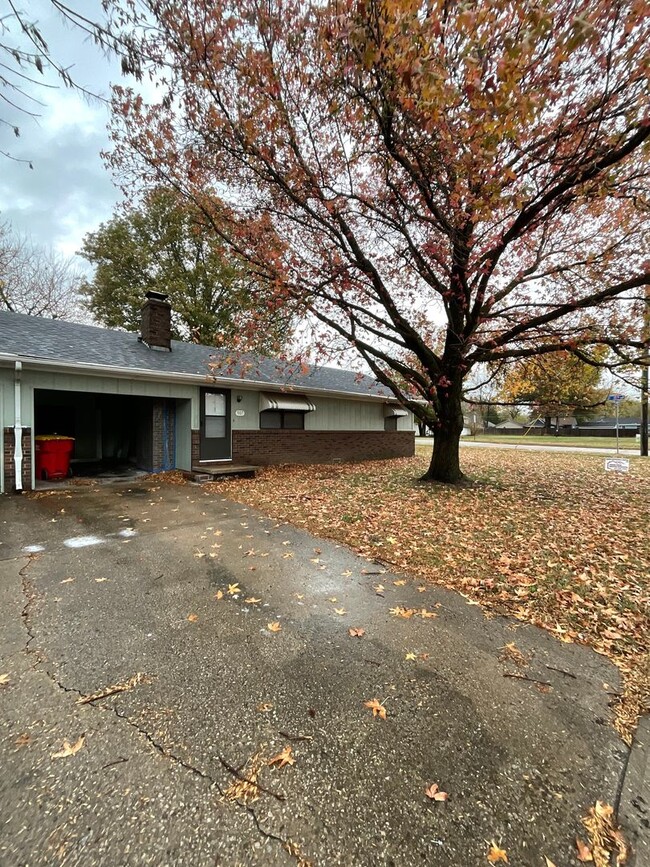 Primary Photo - 905-907 N Rouse Duplex