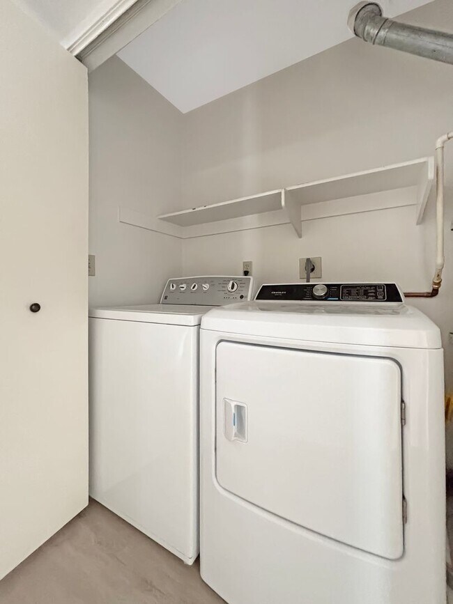 Building Photo - Charming 2BD/2BA Condo in La Jolla Village...