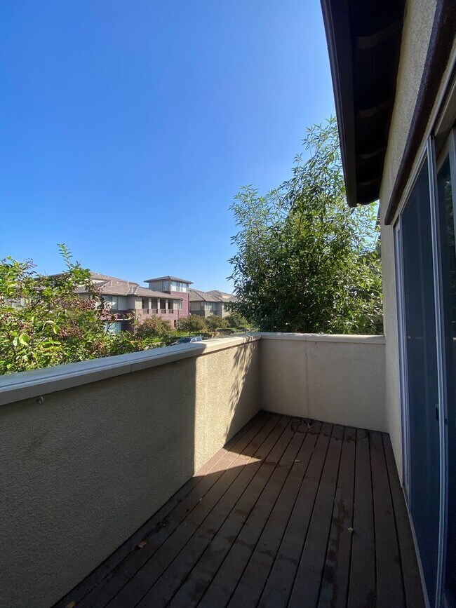Building Photo - Victoria Gardens Three Bedroom Condo