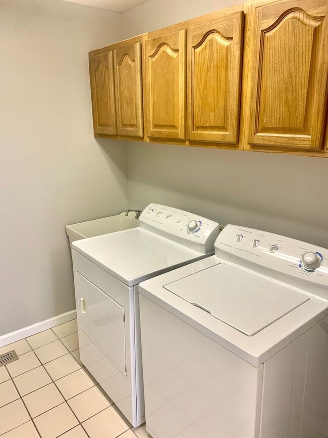 Building Photo - NEWLY Renovated 3 BED/2 BA Home!