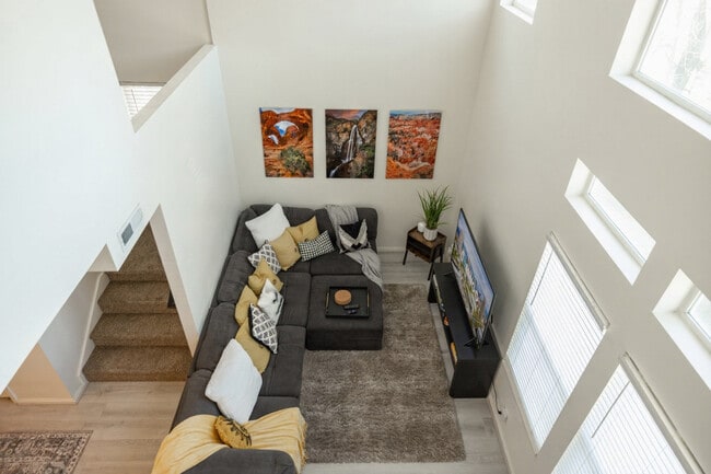 Building Photo - 924 Lowell Ave S