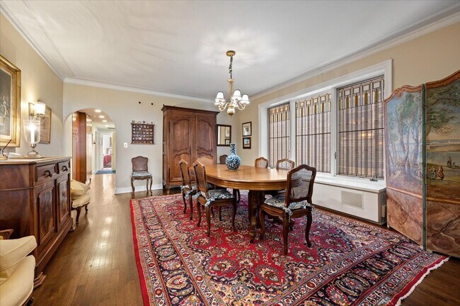 Building Photo - 2130 N Lincoln Park W