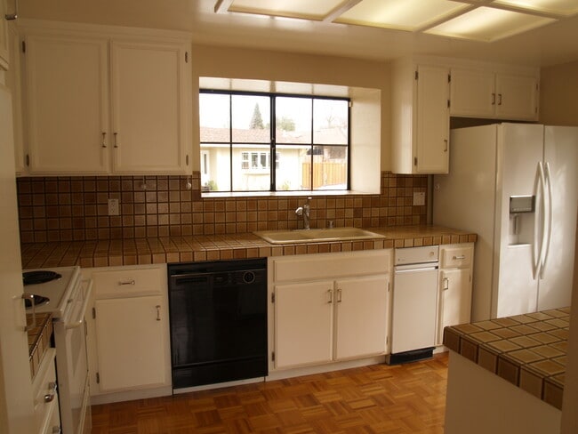Building Photo - DANVILLE, 3BD/2BA Single Story Family Home...