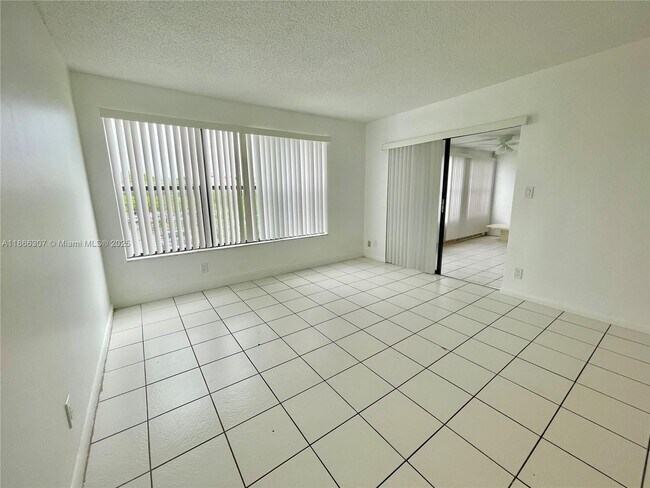 Building Photo - 2320 S Cypress Bend Dr