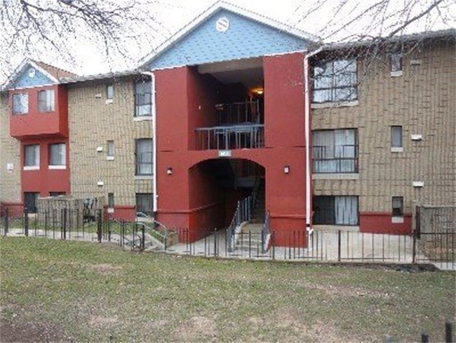 Building Photo - 1611 E Chase St