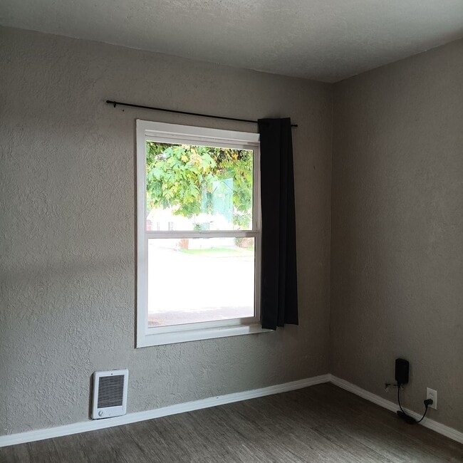 Building Photo - 162 Ecols St N