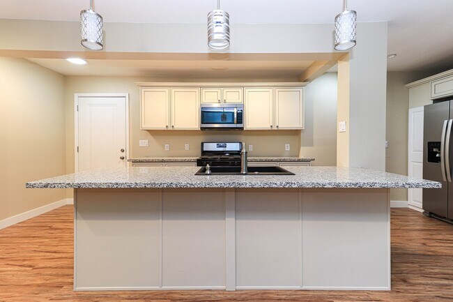 Building Photo - Single Story, Private Pool near the Art District