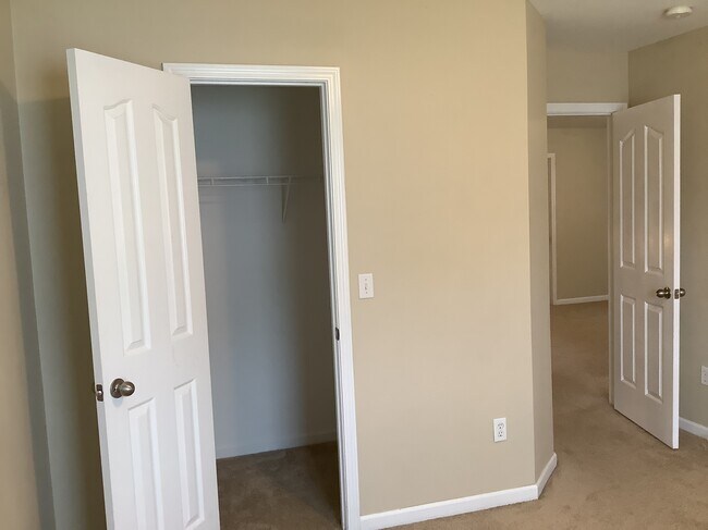 Building Photo - 11 Knoll Ridge Dr