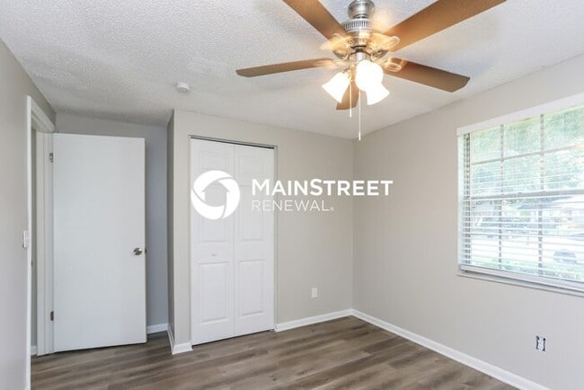 Building Photo - 3 Bedroom Pet-Friendly Home in VALRICO, FL with Main Street Renewal