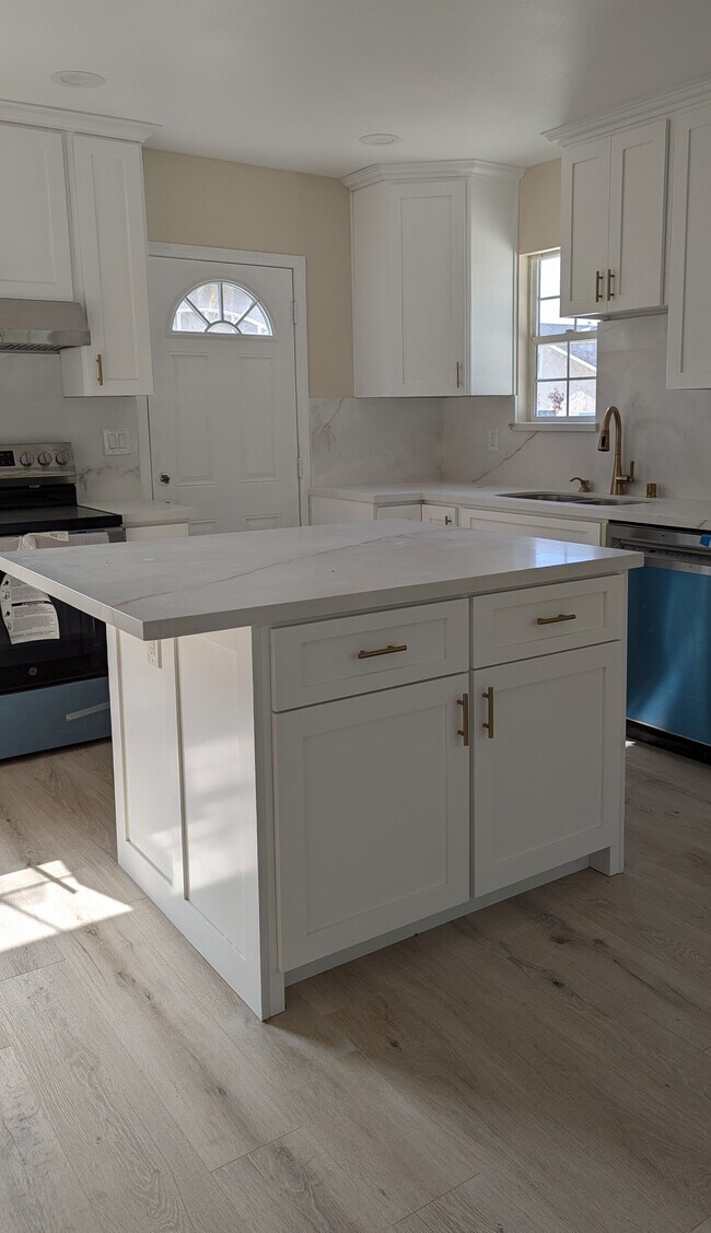 Building Photo - 236 Montana St