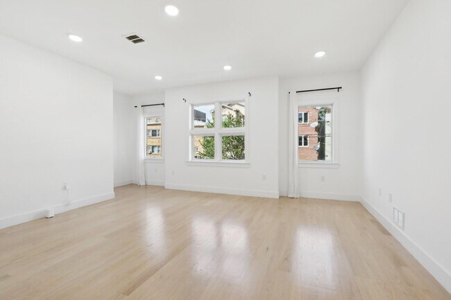Building Photo - 131 Zabriskie St