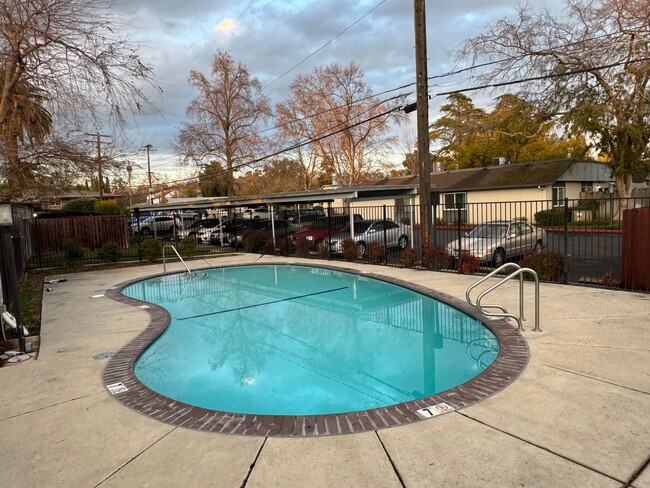 Building Photo - Condo for Rent in Sacramento, Arden/Arcade...