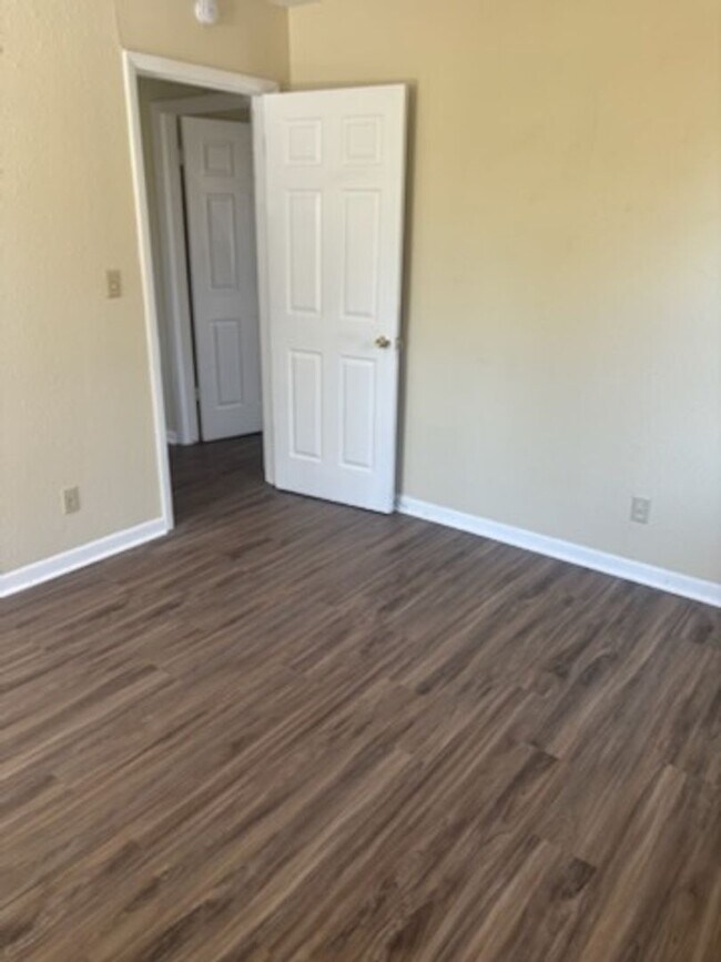 Building Photo - VERY NICE HOME IN THE RIDGECREST AREA. PETS NEGOTIABLE WITH OWNERS APPROVAL