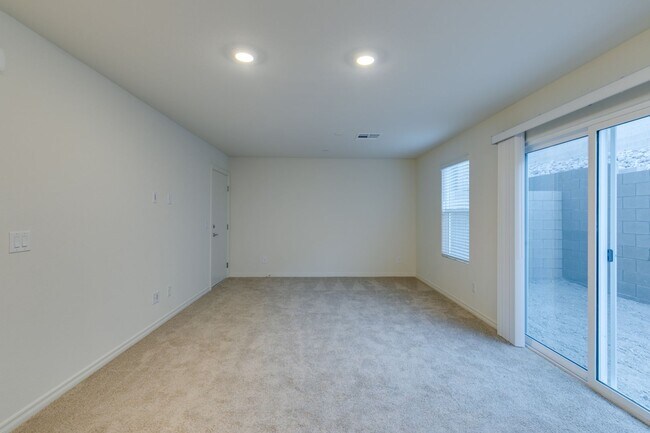 Building Photo - GORGEOUS TOWNHOME*UPGRADED*ALL APPLIANCES*...