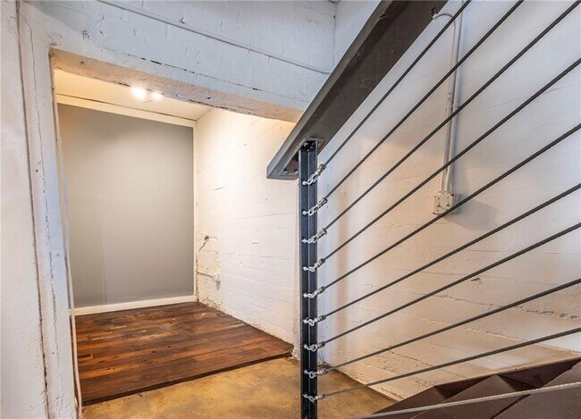 Building Photo - 244 Peters St SW