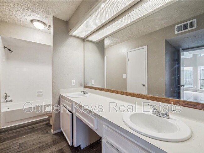 Building Photo - 10743 Staghill Dr