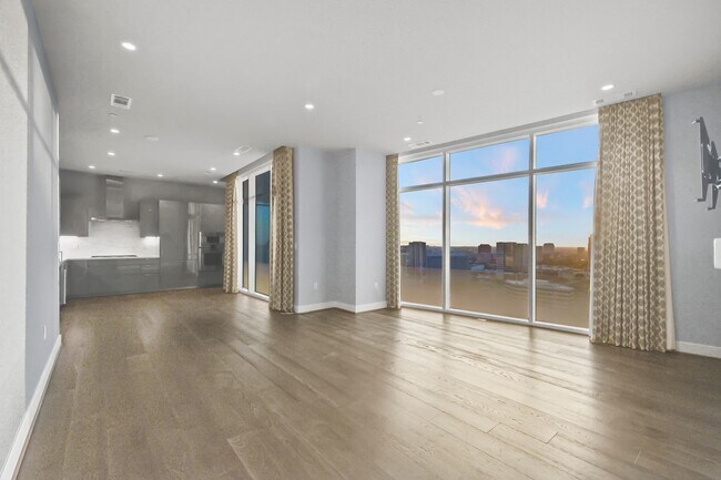 Building Photo - Stunning high rise unit in the affluent River Oaks District!