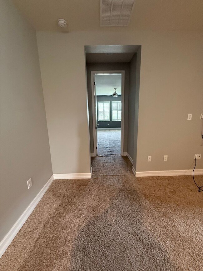 Building Photo - Beautiful Townhome in Lutz