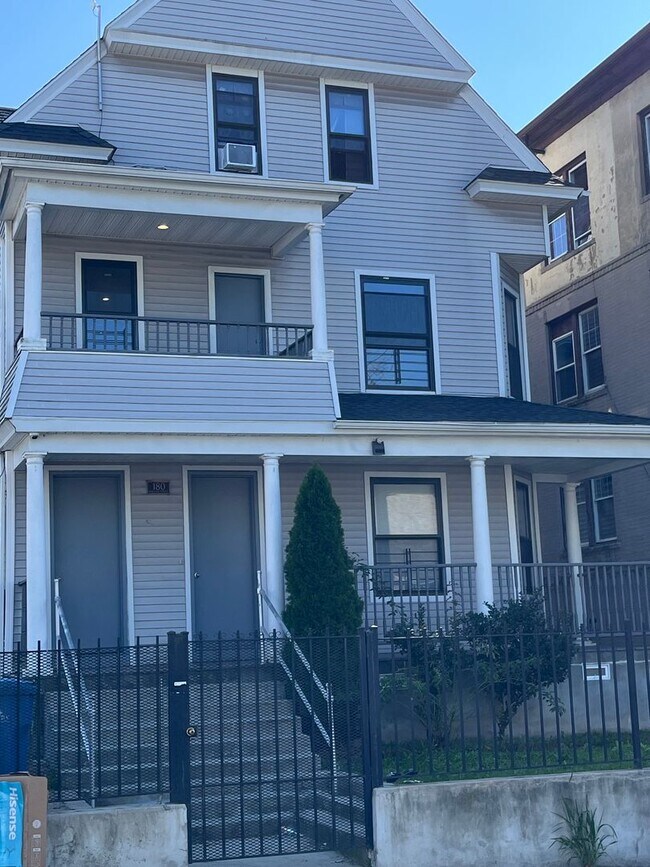 Building Photo - Newly Remodeled Large 3 Bedroom in Quiet 3 Family Home