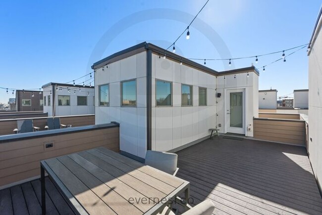 Building Photo - Beautiful Two Bedroom Townhome in Denver -...