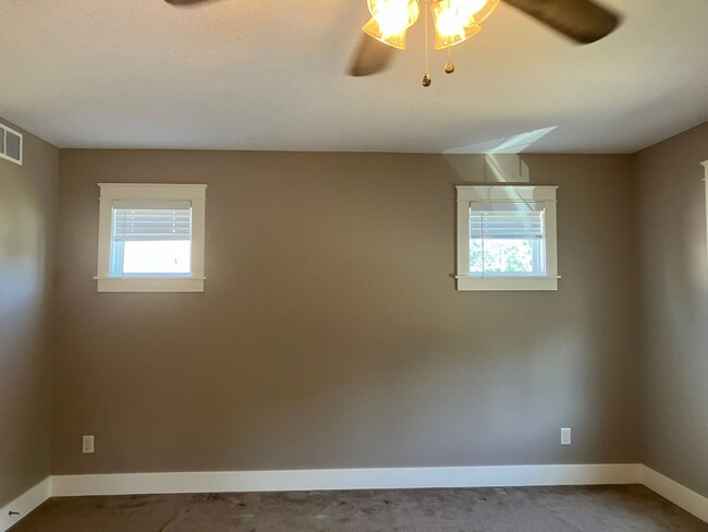 Building Photo - Maintenance free 3 bedroom 2.5 bath home i...