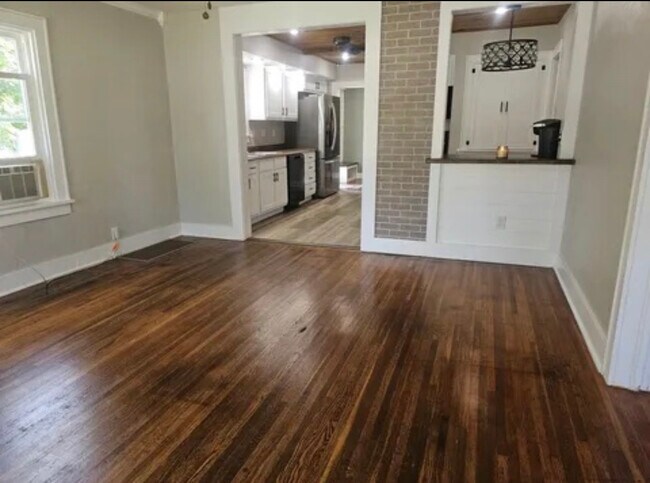 Building Photo - 719 S Market St