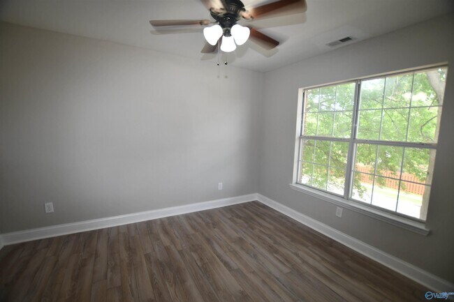 Building Photo - 486 SW Sussex Dr