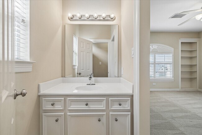 Building Photo - 1119 Gardencrest Ln