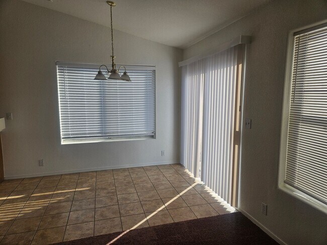 Building Photo - 3 Bedroom House w/ 3 Car Garage in Fort Mo...