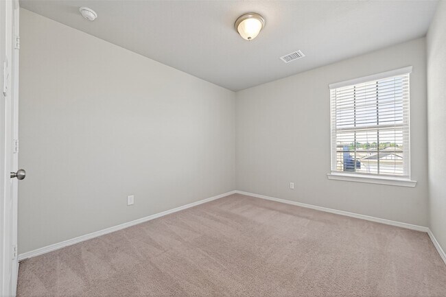 Building Photo - 25527 Valverdant Ct