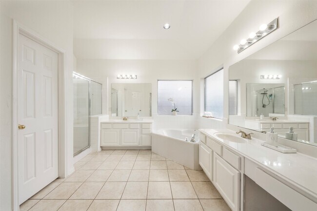 Building Photo - 9211 Memorial Hills Dr
