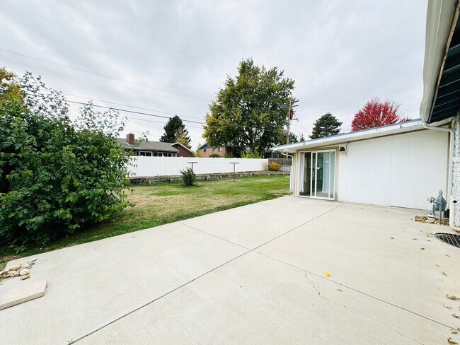 Building Photo - Large 3 Bed, 3 Bath House In Greeley - 4 bonus rooms in basement!