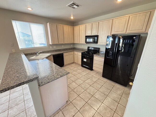 Building Photo - Spacious 3Bed/3Bath Two Story Home Located...