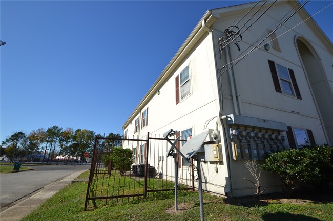 Building Photo - 304 Dell Ct