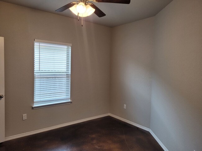 Building Photo - Luxury 3/2Duplex in Seguin, TX
