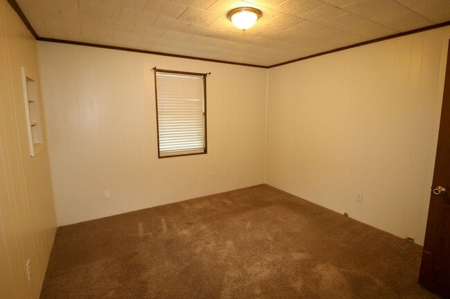 Building Photo - Cute Home Close to Town