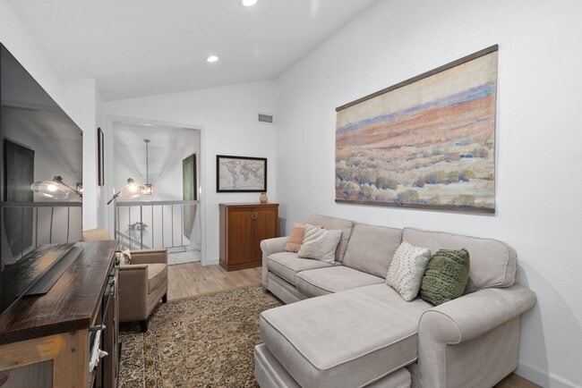 Building Photo - Stunning completely renovated home in Tustin